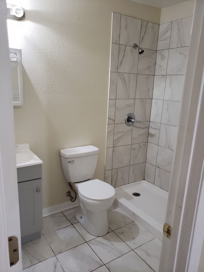 Building Photo - 3 Bedroom Home 2 bath