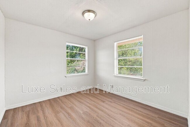Building Photo - 700 NE 81st St