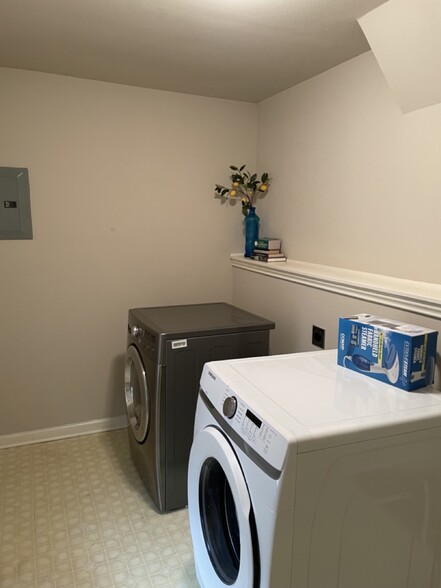 laundry room/mud room - 1446 W Summit Ave