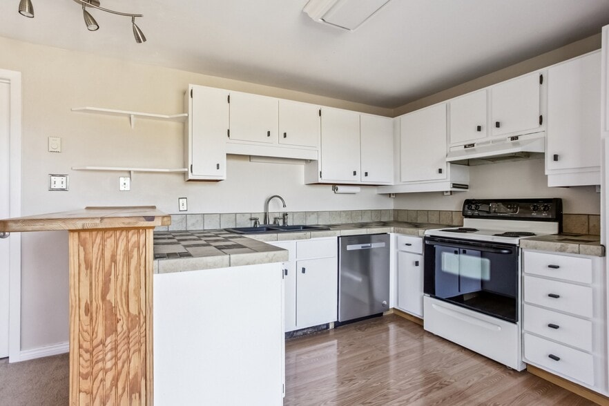 Kitchen - 3387 Cripple Creek Trl