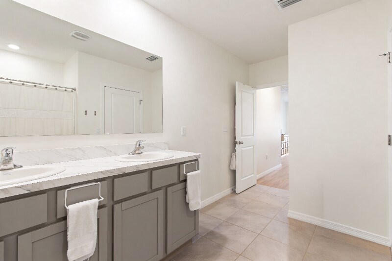 Building Photo - 49 Hickory Course Ln