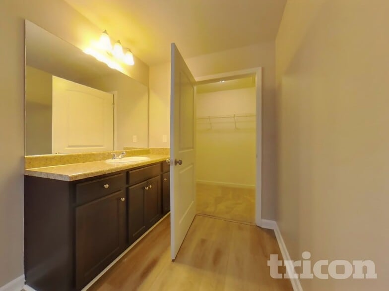 Building Photo - 4459 Ravenwood Dr