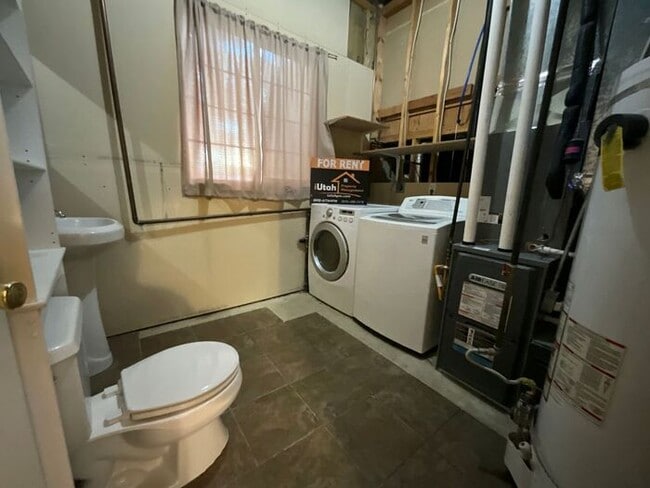 Building Photo - 4 Bedroom 2 1/2 Bath Home Oversized 2 Car ...