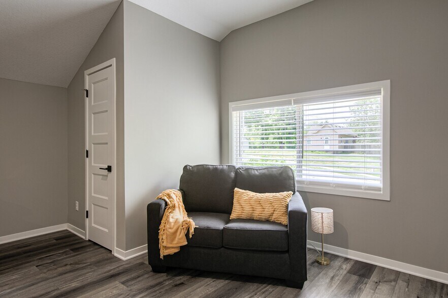 Building Photo - 7105 N Walnut St