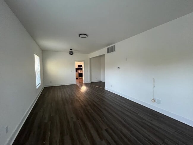 Building Photo - 326 S Oakdale Ave