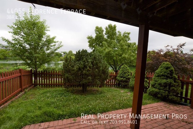 Building Photo - Lake View 3 Bedroom Townhouse for Rent in ...