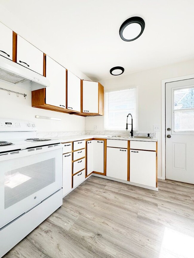 Building Photo - 4Bd/2Ba Seattle House