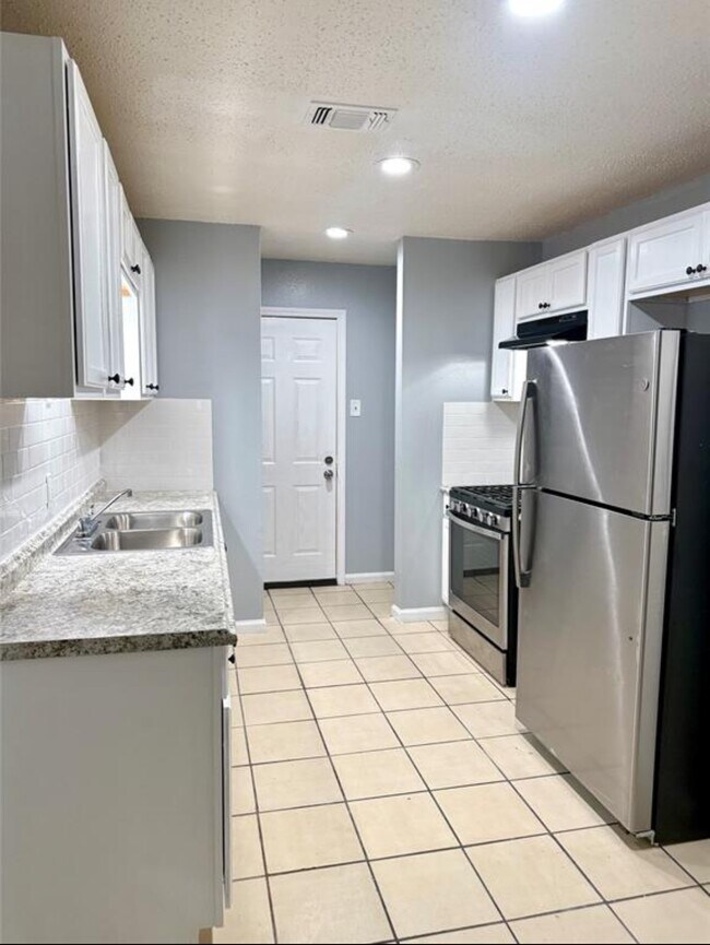 Building Photo - 6928 Hirsch Rd