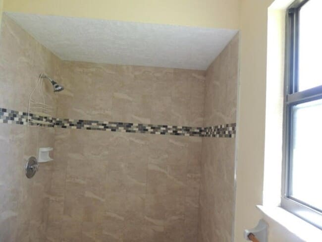 Building Photo - 1731 SE Lorraine St