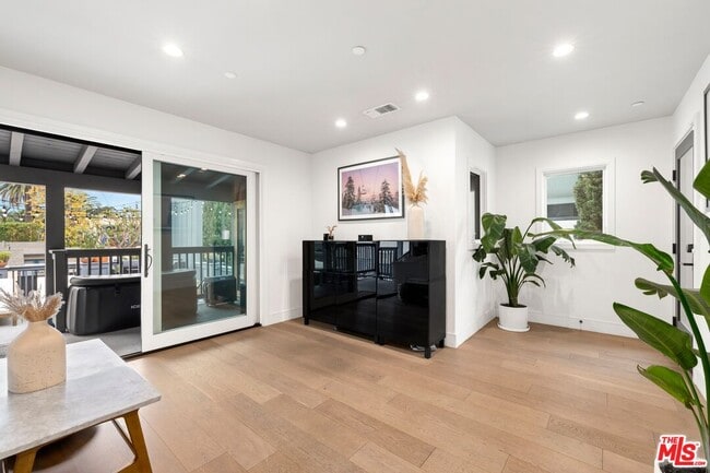 Building Photo - 637 Santa Clara Ave