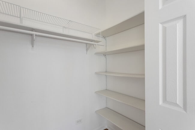 Building Photo - 3320 W Diversey Ave