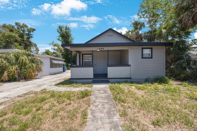 Building Photo - Cute 3bdrm/1bath House ** Section 8 OK ** ...
