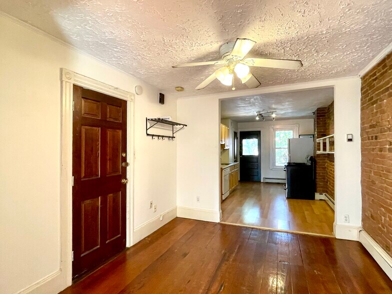 Building Photo - 14 Mead St