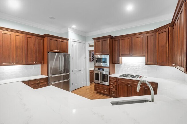 Building Photo - 612 Daggett St