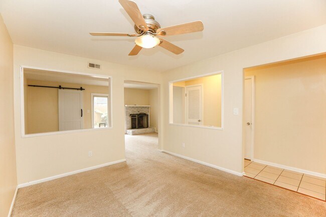 Building Photo - Spacious Townhome Move in Ready!!