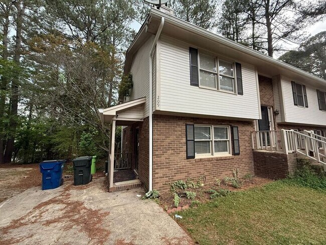 Building Photo - 209 Bramble Ct