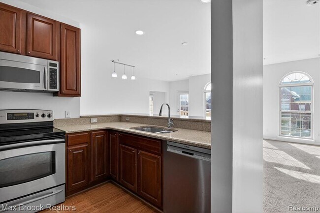 Building Photo - 3255 Camden Dr