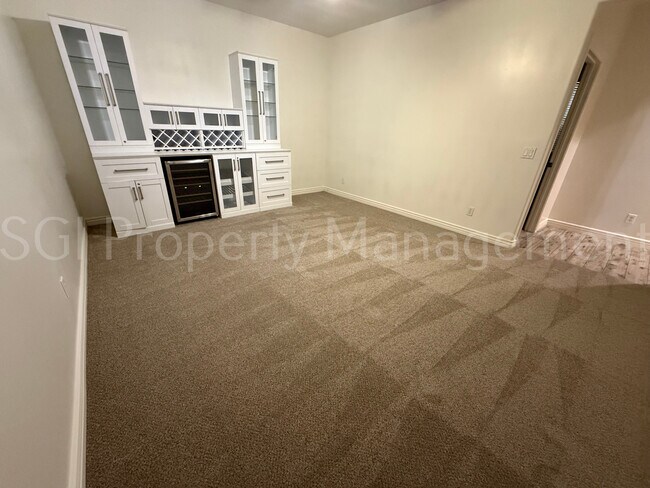 Building Photo - 942 S Ash Ave