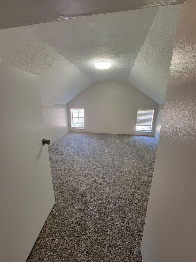 Building Photo - 4 Bedroom 2 bathroom