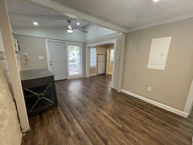 Building Photo - ((FREE Oct Rent)) Cozy 1 Bedroom 1 Bath  D...