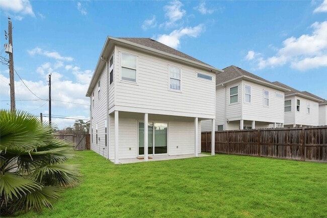 Building Photo - 2215 Mansfield St