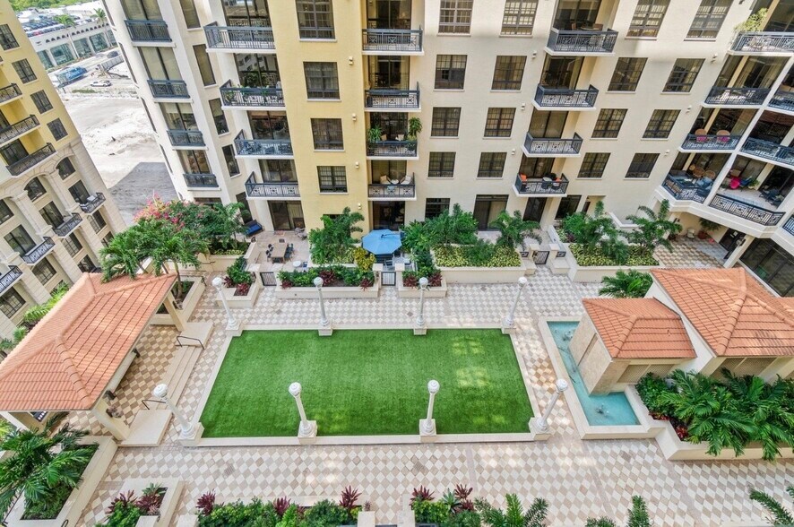 Building Photo - 701 S Olive Ave