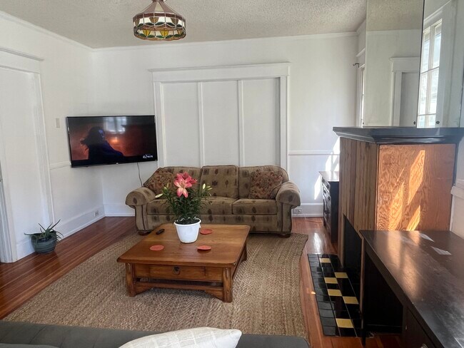 Building Photo - 25 Besch Ave