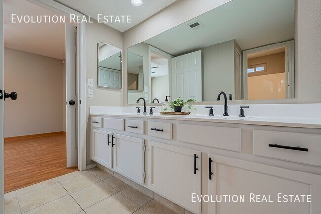 Building Photo - 2033 S Paseo Loma