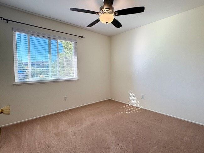 Building Photo - SOLAR POWERED 3 Bedroom 2 bath with large ...