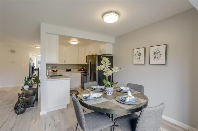 Building Photo - Remodeled unit with views