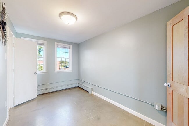 Building Photo - HUGE Spacious 3bd/2bth Full Top Floor Unit, In unit Laundry Available Now