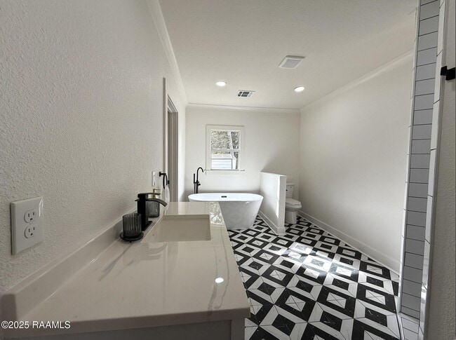 Building Photo - 1014 Napoleon Ave