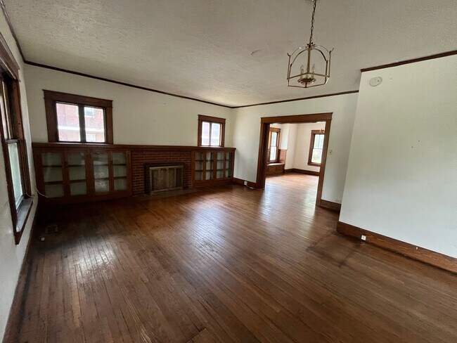 Building Photo - 5 BD/2BA Home next to Kirkwood with fenced backyard!