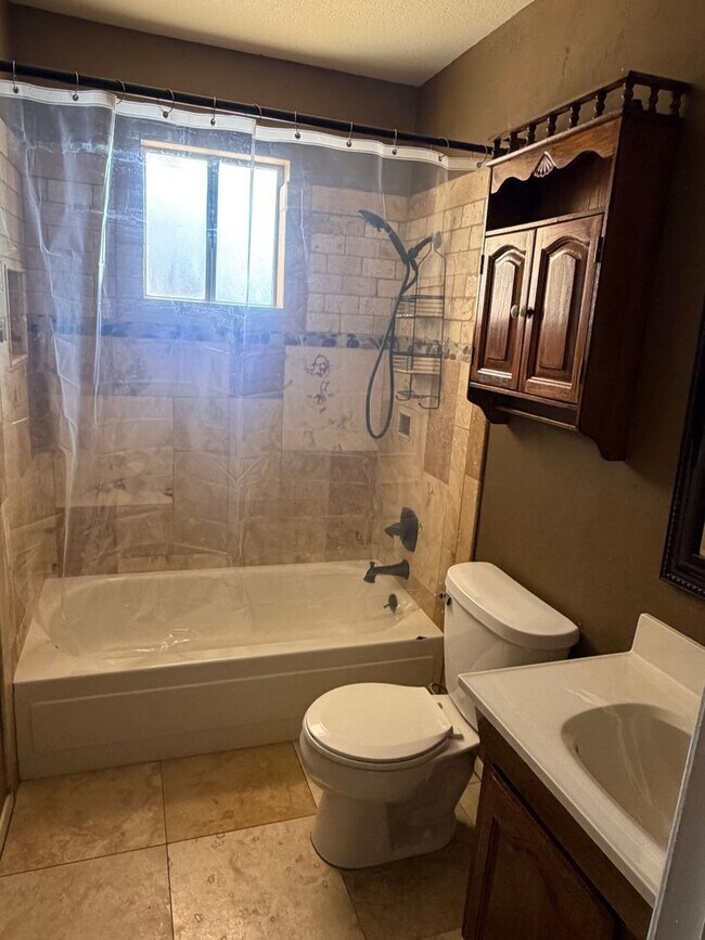 Building Photo - 3 bedroom 2 bath Home