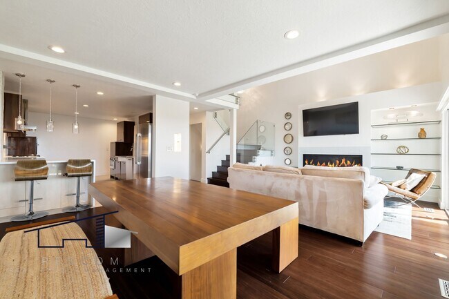 Building Photo - Fully Furnished Executive Home!