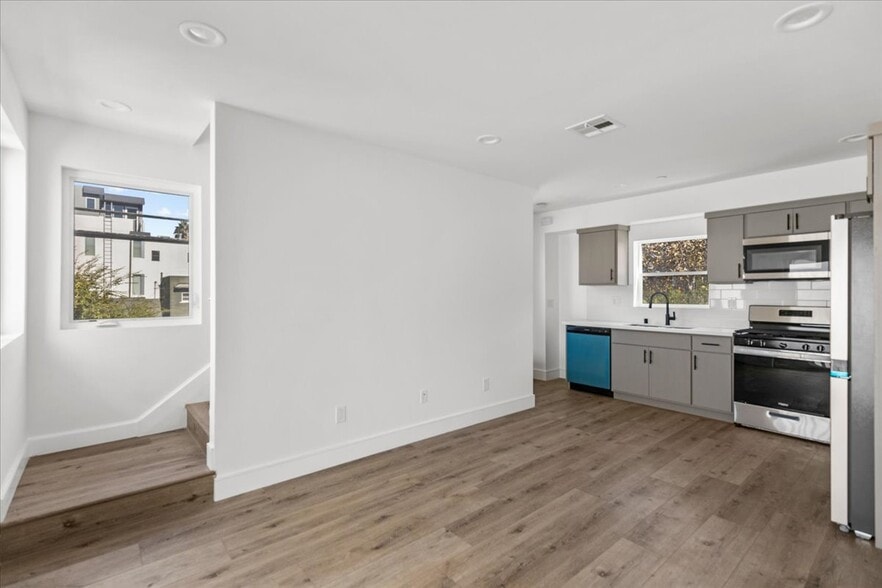 Building Photo - 860 N Hudson Ave