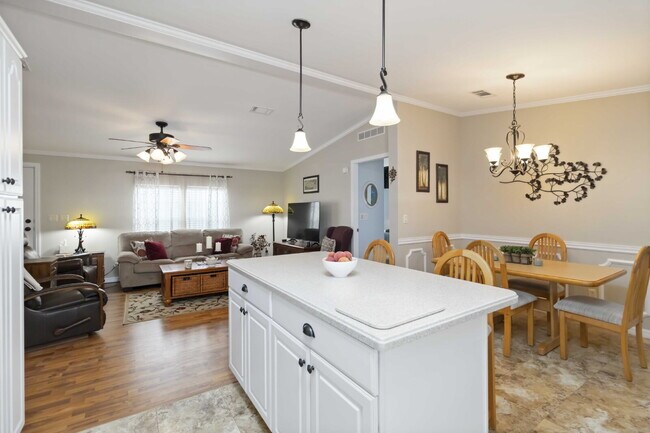 Building Photo - Nokomis Lake Village 3 bed/2bath