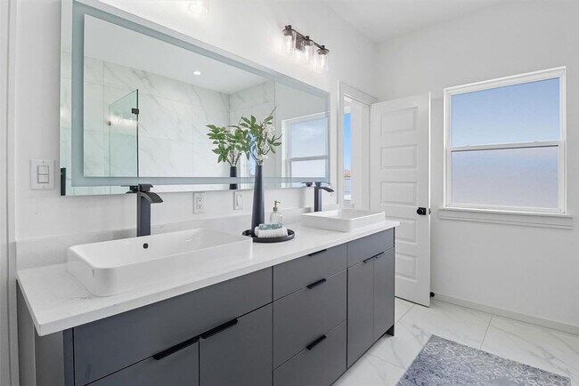 Building Photo - 2909 El Fenice Ln