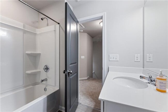 Building Photo - 2831 Ridgeview Dr