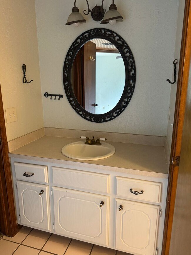 Building Photo - 3 bedroom, 2 bathroom, 2 car garage in Sou...