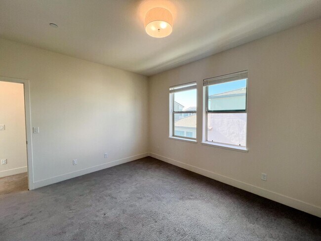 Building Photo - Newer Spacious 5 Bedroom Home Located in C...