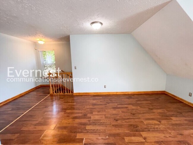 Building Photo - 3-Bed/2-Bath Townhome in Salemtown/Available Now!