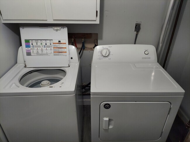 Building Photo - Neligh Triplex