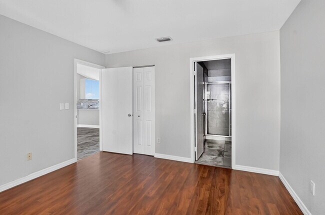 Building Photo - 301 Club Cir
