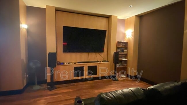 Building Photo - 880 Mandalay Ave