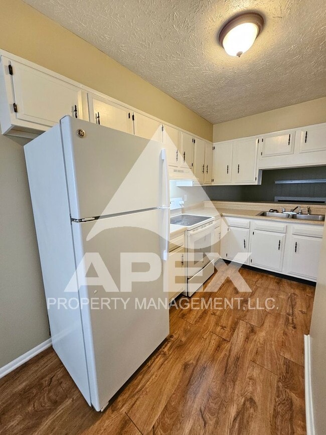 Building Photo - MOVE-IN SPECIAL, $1 RENT!! - Nice 2 Bd | 1.5 Ba Townhouse in West Knox off Cedarbluff!