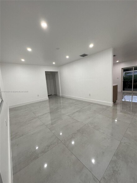 Building Photo - 2785 SW 33rd Ave
