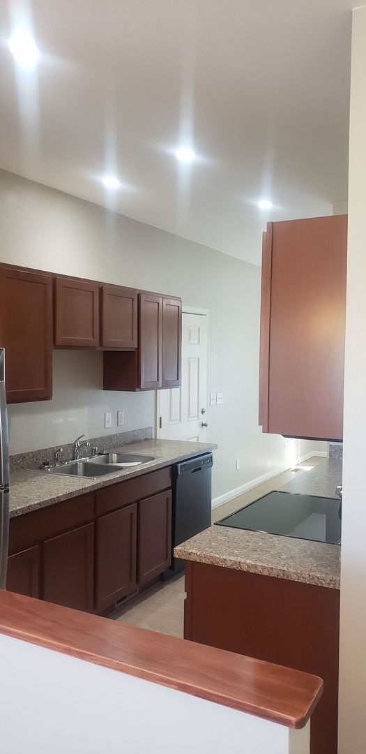 Building Photo - 3 bedroom, 2.5 bath duplex Move In August 10th!!