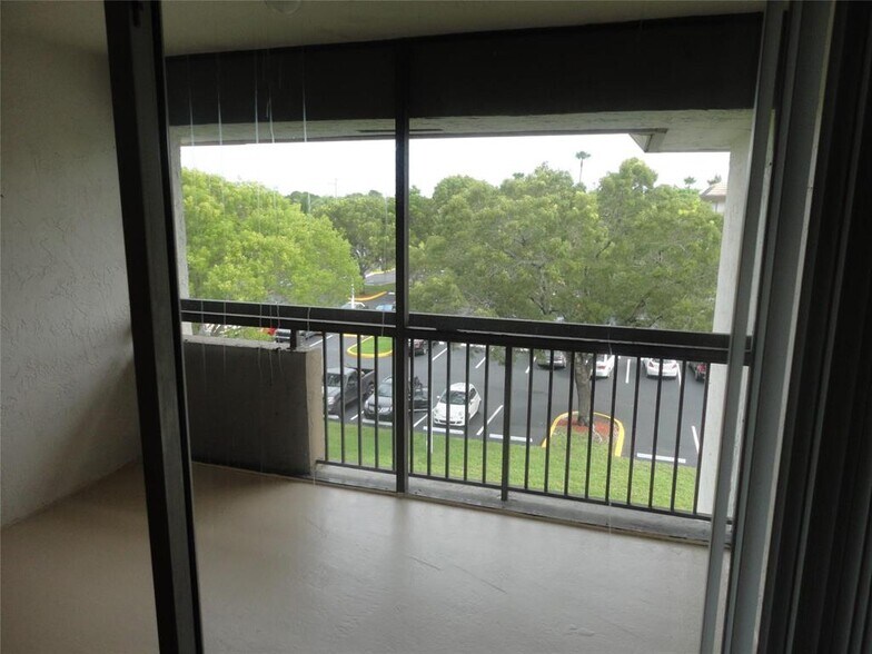 Building Photo - 731 N Pine Island Rd