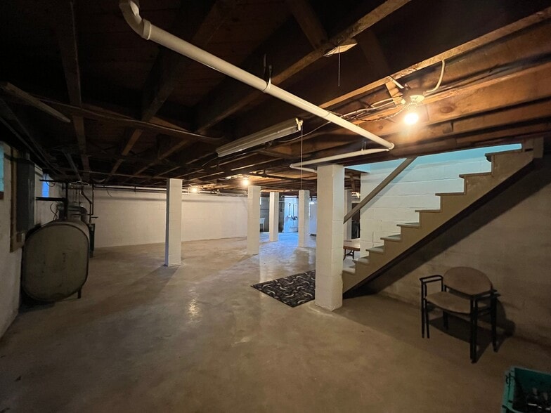 Building Photo - 625 N Willow St
